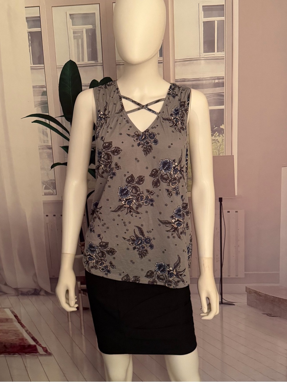 Maurice’s Grey Floral Sleeveless Crisscoss V Neck Top. Sz S
